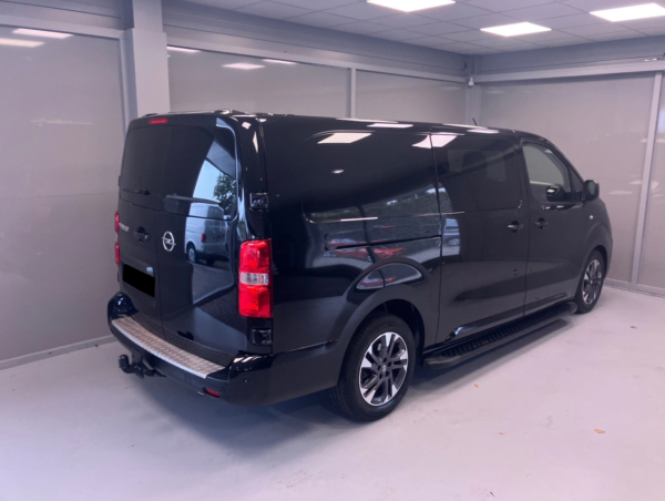 Opel Vivaro sidesteps